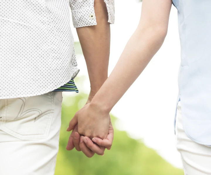 手を繋いでいる写真
