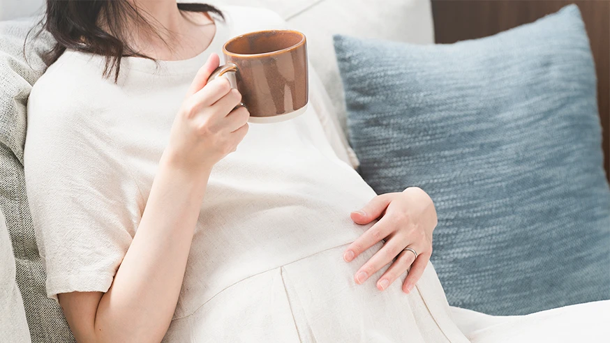 くつろいでいる妊婦の写真