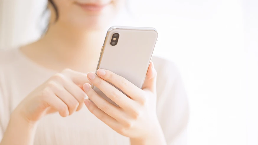 スマホを持っている女性の写真