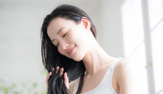 髪を触る女性の写真